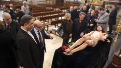 El obispo de Mondo�edo-Ferrol, Fernando Garc�a Cadi�anos, en primer t�rmino, contemplando, en la concatedral de San Juli�n, la nueva imagen del Cristo del Desenclavo.