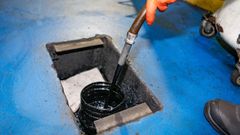 En el taller de Garlou en Boiro disponen de un dep�sito subterr�neo donde recogen el aceite usado de los autom�viles