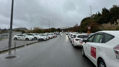 Taxistas reunidos en el polgono de Vo antes de partir hacia la protesta que hay en Santiago contra los VTC