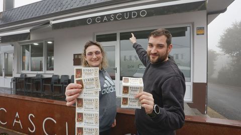 Los hermanos Patricia y David Eimil, propietarios del Bar Cascudo, donde tocaron unas 50 series del Gordo de Navidad del 2017