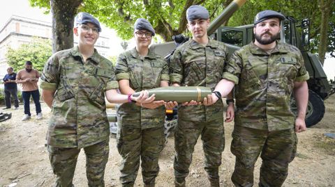 El sargento m�s joven de la Brilat, tercero por la izquierda, junto a tres soldados.