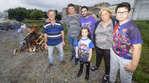 Una familia posa junto a su hoguera en Carballo