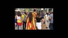 Calles de Barcelona, gente con banderas