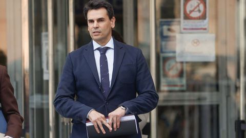 La pareja de Ayuso,Alberto Gonzlez Amador, saliendo del juzgado.