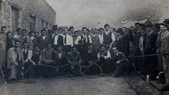 Foto de familia de un grupo de mineros de la mina de Az�mara durante una jornada festiva 