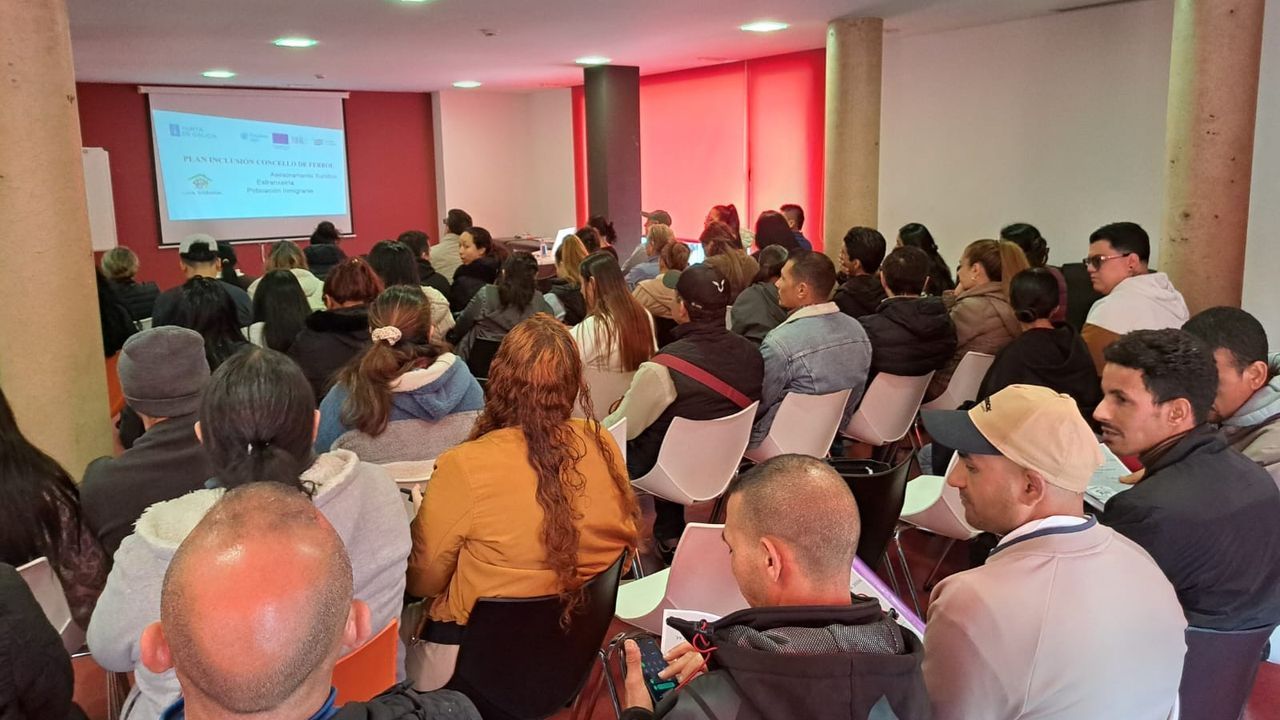 Más de cien personas se informan sobre regularización de emigrantes