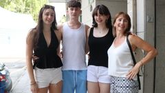 Marta Mguez (derecha), con sus hijos Ins, Martn y Luca Sotelo Mguez.