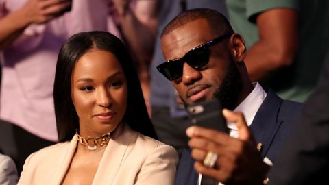 El jugador de la NBA, Lebron James, junto con su esposa Savannah Brinson