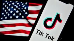 Imagen del logo de TikTok, junto a una bandera de Estados Unidos