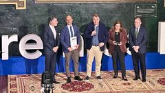 El jefe de digesivo del CHOP pontevedrs, Juan Turnes, tras recibir el premio al mejor servicio de Espaa en su categora, junto a la enfermera Raquel Dez