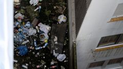 Vecinos del inmueble de al lado denuncian suciedad en su patio interior 