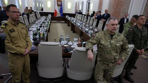 Reunión de urgencia en las dependencias del primer ministro polaco tras las violaciones del espacio aéreo durante un ataque ruso a Ucrania