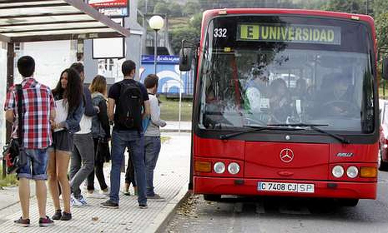 El autobús perdió usuarios en el 2013, pero moderó su caída