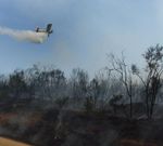 Un avi�n arroja agua en uno de los incendios del verano del a�o 2000 en O Savi�ao. 