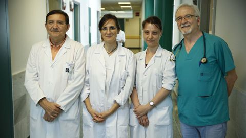 El neur�logo Julio Pardo (izquierda), y otros especialistas del CHUS