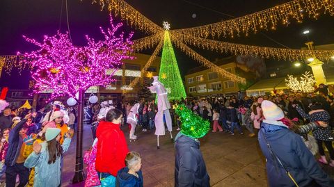 rbol y otros elementos decorativos en la Praza de Vimianzo 