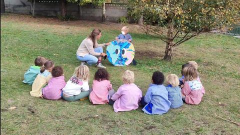 Escolares del colegio de O Barqueiro, en una actividad en el exterior