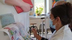 �ltimos retoques de la figura en yeso de la escritora Emilia Pardo Baz�n, en Sanxenxo