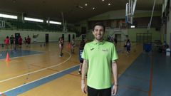 Samuel en medio de una jornada de trabajo en el polideportivo de Allariz