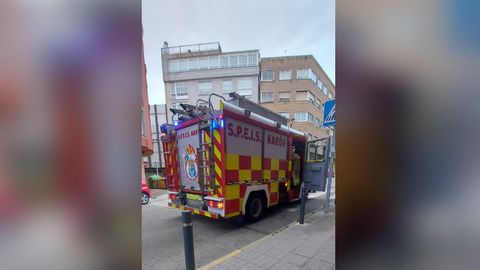 Un vehículo de los Bomberos de Narón, que tuvieron que intervenir puesto que sus compañeros de Ferrol estaban rescatando a un pescador en Prioriño