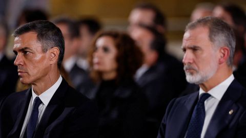 El rey Felipe y Pedro Sánchez, durante el homenaje