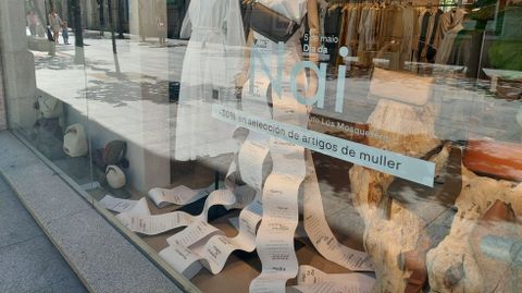 Los versos de La Mosquetera estampados en la falda de un maniqu en la tienda de Adolfo Domnguez en la calle del Paseo de Ourense.