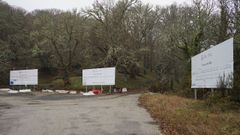 Paneles de las obras del AVE colocados a la entrada de Cerdedelo (Laza)