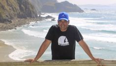 El profesor ferrolano, ayer en Campelo, adonde acudi� con algunos de los surfistas a los que ense�a. 