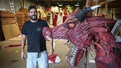 Dar�o Escudero, en una de las naves en las que la empresa Zeltia guarda el material para los eventos.