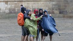 Peregrinos bajo la lluvia en el Obradoiro