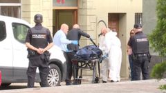 La funeraria sacando al cad�ver de la vivienda