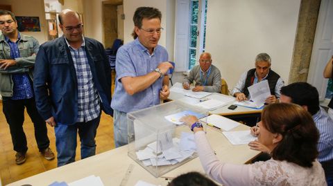 Xavier Vence ejerce su voto acompaado por el candidato de Santiago del BNG, Rubn Cela, que vot por correo