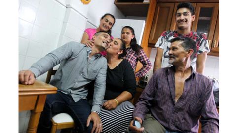 Gonzalo Montoya, el «preso resucitado», junto a su familia en Oviedo