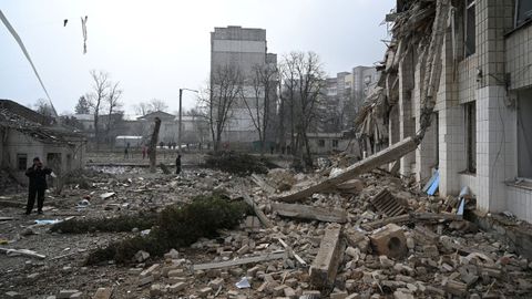 Destrozos en un colegio bombardeado