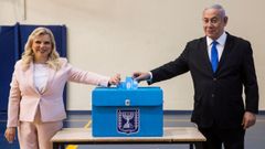 El primer ministro en funciones, Benjamin Netanyahu, deposita junto a su mujer el voto