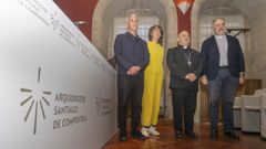 Daniel Bembibre (izquierda) y Bel�n G�mez detallaron los elementos y el simbolismo del logotipo, presentado por el arzobispo, Jos� Prieto, y el vicario Jos� G�mez (derecha).