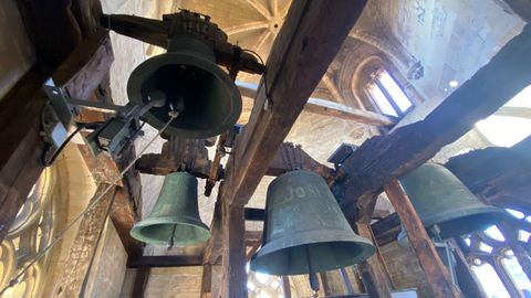 Parte del campanario de la Catedral de Oviedo. A la izquierda se encuentra la campana Santa Brbara, justo detrs de ella Esquiln. En el medio se sita la Santa Cruz y a la derecha de la misma la Bamba