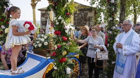La virgen, en su carro, antes de la procesión.