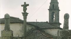 Fotograf�a antigua de la iglesia de Santiago de A Capela, con un cruceiro