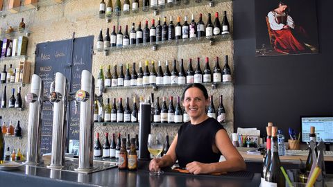 María, en su bar, la vinoteca A Micalla de Allariz