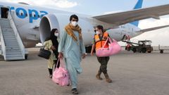Refugiados afganos llegando a la Base A�rea de Torrej�n de Ardoz en Madrid
