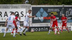 Aram Pazos, con el balón, en el partido contra el Gran Peña disputado en Barraña.