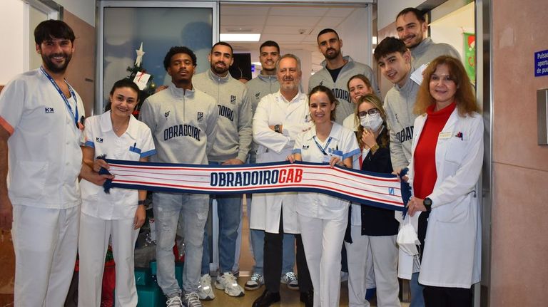 Varios jugadores del Obradoiro visitaron la Unidad de Di�lisis de La Esperanza