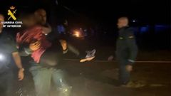 La Guardia Civil rescata a un ni�o que sobrevivi� encaramado a un �rbol