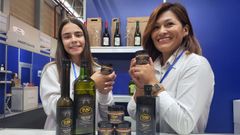 Sabela y Soledad, hija y madre, posan con el pat� de pulpo y el aceite de oliva