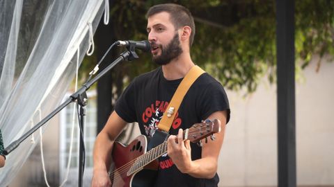 Diego de Braelle nun concerto nas festas do Alivio, en Tomi�o, no que acompa�ou a Lara Villaverde