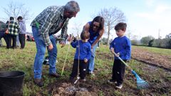 Imaxe dun dos raparigos plantando o pasado s�bado a s�a �rbore na finca municipal.