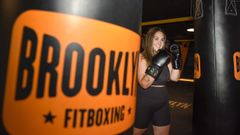 Paula Cochn junto al saco de boxeo en el que entrena cada da