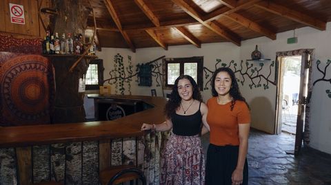Anta y Mara, en el interior de A Palloza.
