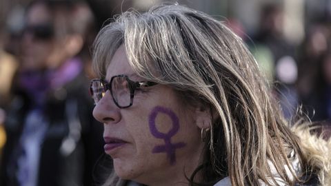 n grupo de trabajadoras del ERA (Establecimientos Residenciales para Ancianos) protestan en la entrada del Acto institucional conmemorativo del Da Internacional contra la Violencia hacia las Mujeres,